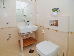 扎达尔Lavender Suite Zadar的浴室配有白色水槽和卫生间。