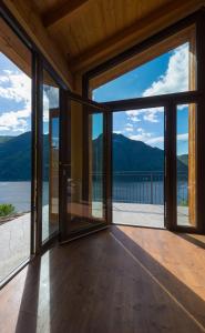 内索Tra Lago e Montagna Baita la Morena的开放式客厅设有滑动玻璃门