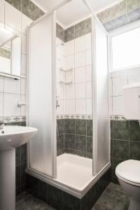 科尔丘拉Apartments Chiara的带淋浴和盥洗盆的浴室