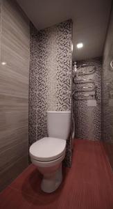 考纳斯老城公寓的浴室配有白色卫生间和淋浴。