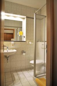 韦尔道弗里森酒店的带淋浴、盥洗盆和卫生间的浴室