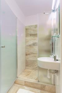 普雷绍夫黎奈思酒店的一间带水槽和淋浴的浴室