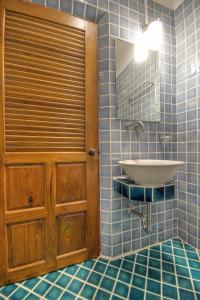 清迈Saeng Panya Home SHA Plus的一间带水槽和镜子的浴室