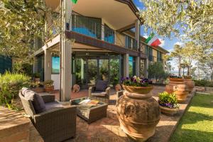 因普鲁内塔Villa Cesi Resort & Spa的一个带椅子和鲜花的庭院