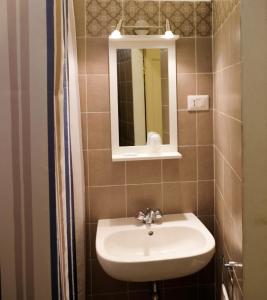 锡耶纳贝尔尼尼酒店的一间带水槽和镜子的浴室