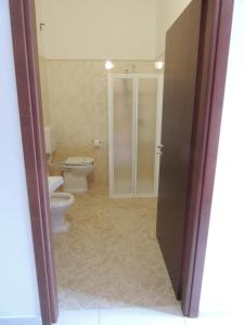 波波利阿尔伯格玛瑞旅馆 的浴室设有2个卫生间和玻璃淋浴间。