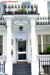 伦敦皇家楚兰海德公园酒店的白色的建筑,有酒店的入口