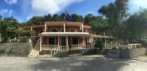 帕莱欧卡斯提撒Villa Angelo的一座大房子,上面有旗帜