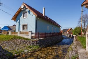 BlatnicaApartmánový Dom River的河畔的蓝色房子,石墙