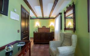 赫亚德亚尔瓦拉辛拉雷尔达酒店的客厅配有椅子和桌子