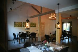 艾纳日Pļavas的用餐室配有桌椅和吊灯。