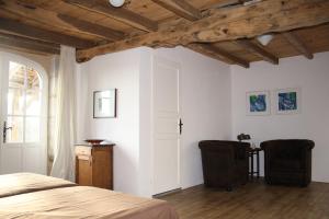 VillarsLa Verte Dordogne的卧室拥有白色的墙壁、一张床和窗户