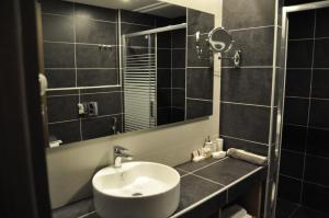 托隆弥诺阿酒店的一间带水槽和镜子的浴室