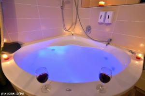 海法罗斯柴尔德庄园酒店的浴缸内备有两杯葡萄酒