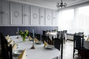 格雷菲诺Zajazd Saga的一间带长桌和椅子的用餐室