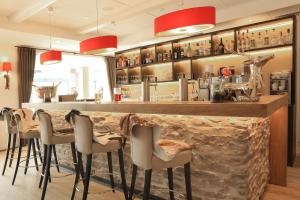 奥斯赛拜-屈隆斯博恩Wittenbeck Resort的一间设有石台和凳子的酒吧