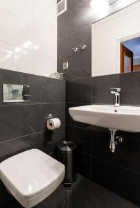 博格泽利卡Baltic Inn的浴室配有白色水槽和卫生间。