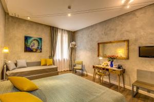 罗马帕拉门托精品酒店的客厅配有沙发和桌子