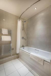 The Three Swans Hotel, Market Harborough, Leicestershire的一间浴室