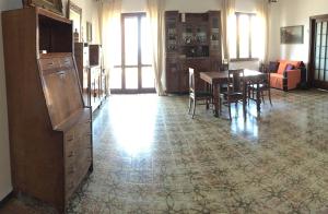 阿尔盖罗苏利斯住宿加早餐旅馆的客厅设有餐桌和椅子