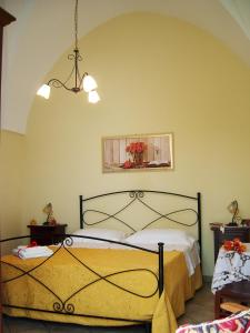 玛丽娜迪曼卡维萨Spruzzi di mare的一间卧室配有一张黄色床罩的床