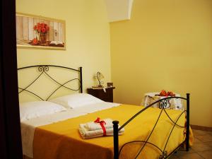 玛丽娜迪曼卡维萨Spruzzi di mare的一间卧室配有一张黄色床单和红色的带子