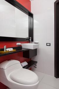 基多芬兰酒店的浴室配有白色卫生间和盥洗盆。
