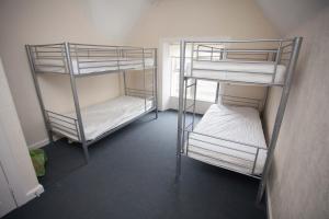 高地简易旅舍客房内的一张或多张双层床