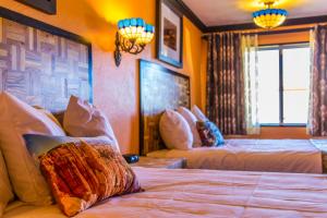 帕罗万山景住宿酒店的酒店客房,设有两张床和一张沙发