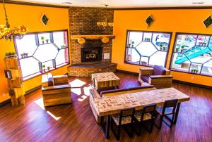 帕罗万山景住宿酒店的客厅设有橙色墙壁和壁炉