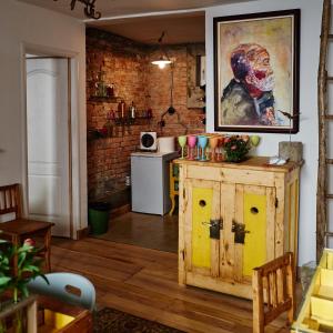 克卢日-纳波卡克卢日艺术公寓的厨房配有木制橱柜和墙上的绘画作品