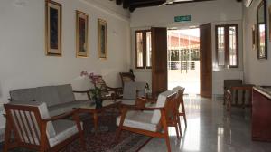 马六甲麒麟海峡酒店 的客厅配有椅子、沙发和桌子
