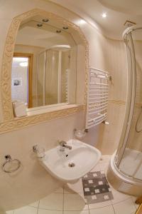 弗瓦迪斯瓦沃沃Willa Jasiu的一间带水槽和镜子的浴室