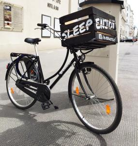 维也纳红宝石玛丽维也纳酒店的背面有盒子的自行车