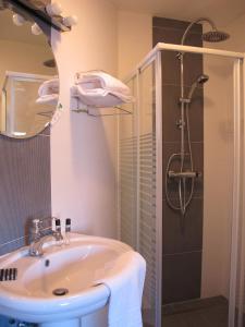 阿弗勒尔日库埃特酒店的一间浴室
