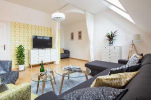 布拉格Romantic Balcony Apartment in Old Town的客厅配有两张沙发和一台电视机