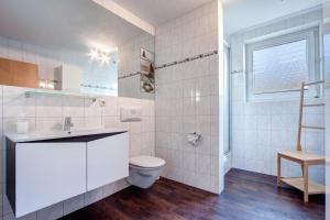 黑灵斯多夫Ostseepark Waterfront Karavelle Wohnung 3.0的白色的浴室设有卫生间和水槽。