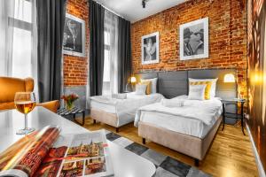 罗兹彼得库夫电影室公寓式酒店的酒店客房带两张床和砖墙