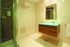 瑞尔玛丽娜滨海酒店的一间浴室