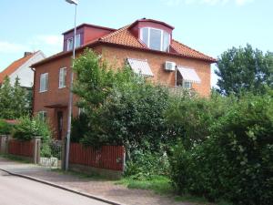 赫尔辛堡蜜月海景公寓酒店的红砖房子,有红栅栏