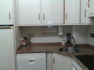 坎布里尔斯Can Mestre的厨房配有白色橱柜和水槽