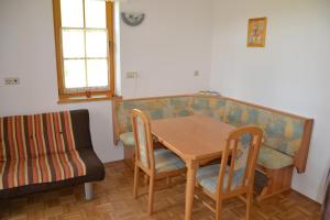 摩拉瓦托普利采Apartma Marjetica 47的桌子和椅子以及沙发