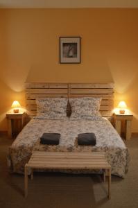 Les Iffs鲁杜门讷住宿加早餐旅馆的一间卧室配有一张大床和两盏灯。