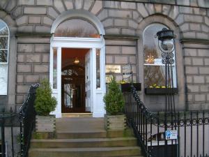 爱丁堡露台旅馆的大楼的前门,设有楼梯和入口