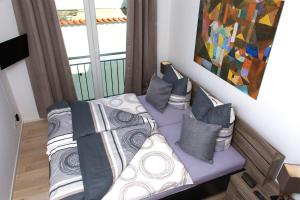 奥斯赛拜-塞林Ferienwohnung Wilma的一间卧室配有带枕头的床铺和绘画
