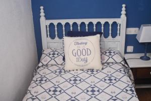 埃斯皮纳马Hostal Puente Deva的一张带枕头的床,上面说忠实是好人