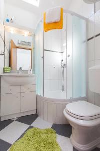 图彻皮Villa Lora的浴室配有卫生间、盥洗盆和淋浴。