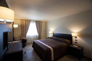 奥索尔诺Hotel Diego de Almagro Osorno的酒店客房设有床和窗户。