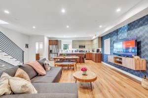 Luxurious Townhome W/3 Master Suites gated Parking