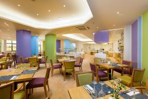 玛利亚Solimar Ruby的餐厅设有木桌、椅子和紫色墙壁